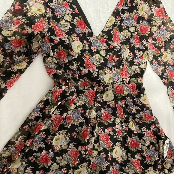 Floral pattern romper dress. - Picture 3 of 4
